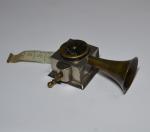 METRE RUBAN figurant un gramophone en métal
H.: 2.8 cm L.:...