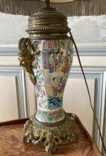 dans le grand salon, CHINE Canton
Vase monté en lampe
H.: 38.5...