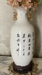 dans le grand salon, CHINE
Vase  à décor polychrome de...