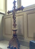 dans le grand escalier, CRUCIFIX en bronze à décor néo-Gothique
H.:...