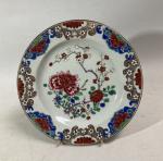 CHINE
Assiette en porcelaine à décor famille rose
XVIIIème
D.: 23 cm (légers...