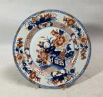 CHINE
Assiette en porcelaine à décor Imari
XVIIIème
D.: 22.5 cm (fêles et...