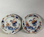 CHINE
Paire d'assiettes en porcelaine à décor Imari
XVIIIème
D.: 23 cm (petits...