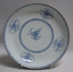 CHINE
Paire de plats ronds en porcelaine à décor bleu blanc...