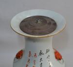 CHINE
Vase balustre en porcelaine à décor de chien de Fô...