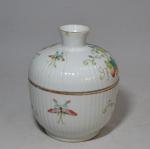 CHINE
Pot couvert en porcelaine à décor polychrome
H.: 13.8 cm (le...