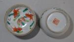 CHINE
Pot couvert en porcelaine à décor polychrome
H.: 13.8 cm (le...