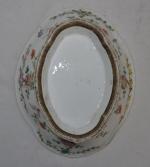 CHINE
Coupe ovale en porcelaine à décor polychrome
H.: 8 cm L.:...