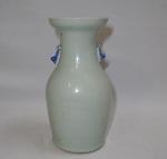 CHINE
Vase balustre en porcelaine à décor bleu blanc
H.: 33.5 cm...