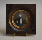 ECOLE FRANCAISE du XIXème
Portrait d'homme près d'une urne
Miniature ronde 
D.:...