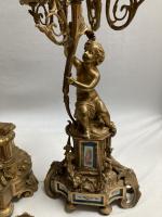GARNITURE DE CHEMINEE en bronze doré et plaques de porcelaine,...