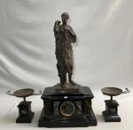 GARNITURE DE CHEMINEE en marbre et bronze comprenant une paire...