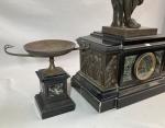 GARNITURE DE CHEMINEE en marbre et bronze comprenant une paire...