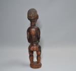 AFRIQUE 
Sujet en bois figurant un personnage debout
H.: 25 cm...