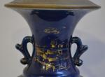 CHINE
Vase pansu en porcelaine à décor or sur fond bleu,...