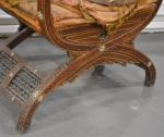 SYRIE
Paire de fauteuils en bois naturel sculpté, mouluré et ajouré...