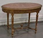 TABLE DE MILIEU ovale en bois sculpté et doré à...