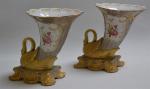 PARIS
Paire de vases de forme rython en porcelaine à décor...