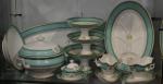 Important SERVICE DE TABLE en porcelaine à décor vert et...