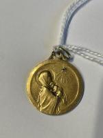 MEDAILLE ronde en or profil de Vierge à l'enfant daté...