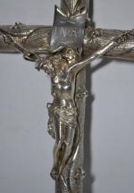 Rare CRUCIFIX en argent, le Christ présenté sur une croix...