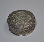 BOITE ronde couverte en argent à bas titre richement décorée...