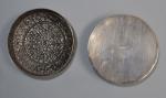 BOITE ronde couverte en argent à bas titre richement décorée...