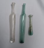Trois BOUTEILLES ECHANTILLONS en verre translucide
XVIIIème
L.: 12.5 à 24.5 cm...