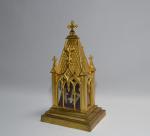 RELIQUAIRE en bronze doré figurant une chapelle néo-gothique, comprenant les...