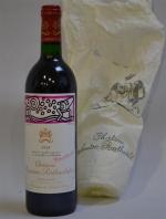 Château Mouton Rothschild - une bouteille - 1980 - l'étiquette...