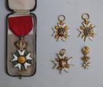 Ensemble de quatre DECORATIONS MEDAILLES dont Légion d'Honneur et Ordre...