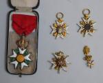 Ensemble de quatre DECORATIONS MEDAILLES dont Légion d'Honneur et Ordre...